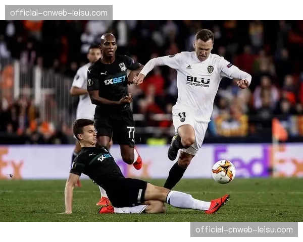 瞬间：对手角球被解围，奥堡前锋在己方禁区线启动完成单刀