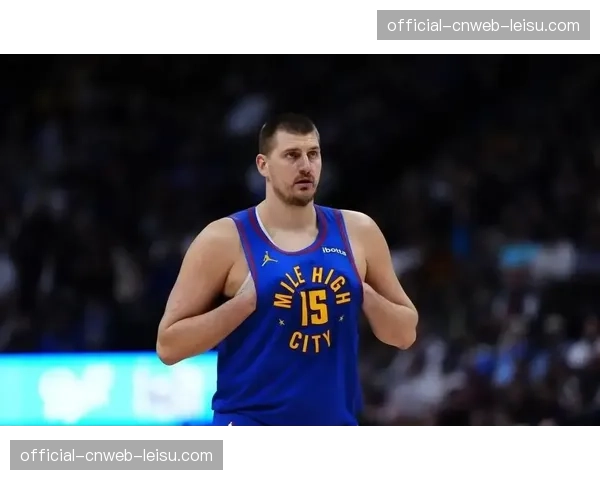 掘金半场落后火箭15分，约基奇受犯规困扰仅得8分