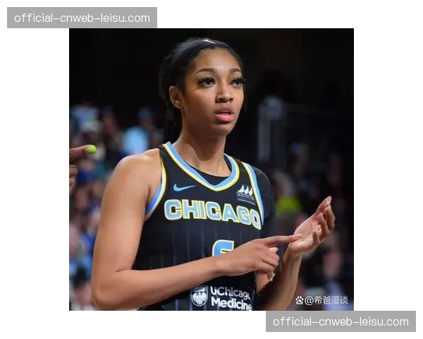 安吉尔·里斯首次身披梦想队5号球衣与队友交流