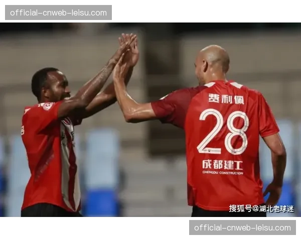 成都蓉城压缩防线奏效，利用中场拦截成功限制上海海港的攻防转换节奏